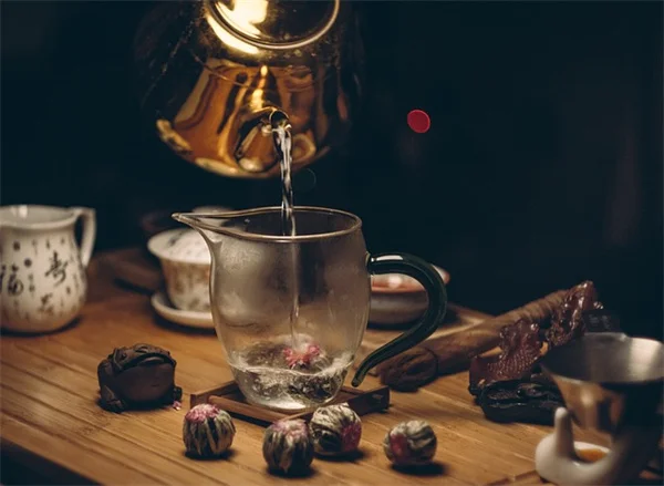 ピースリリーが三月に復活！緑茶で葉がツヤツヤになる方法