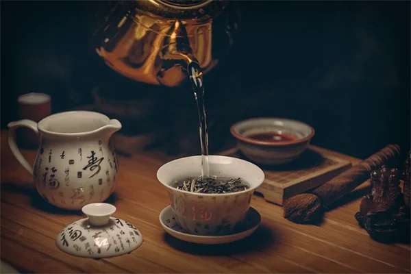 藁の梱包温室の作り方：私が試した低コストDIYのコツ